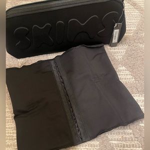 SKIMS WAIST TRAINER IN ONYX